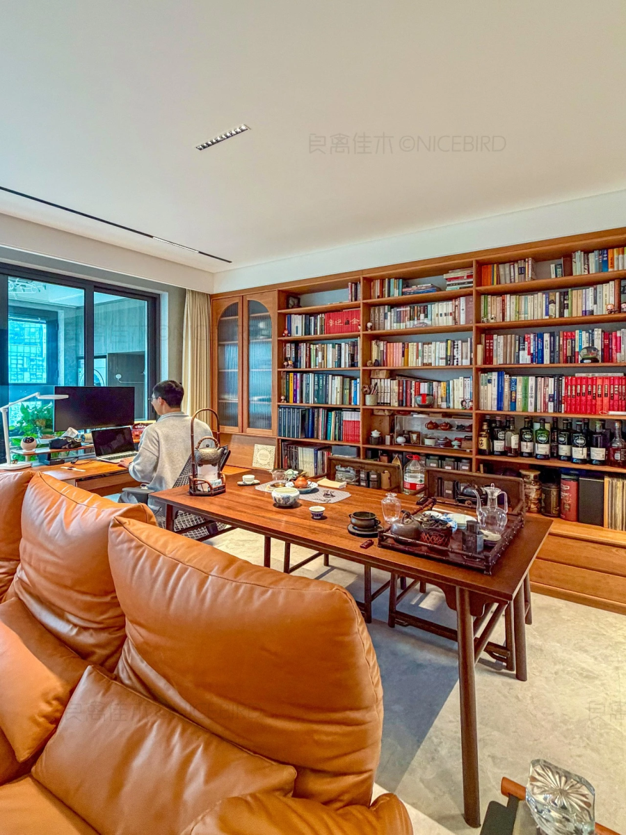 三合一客厅布局:图书馆+影院+家庭办公室 - -