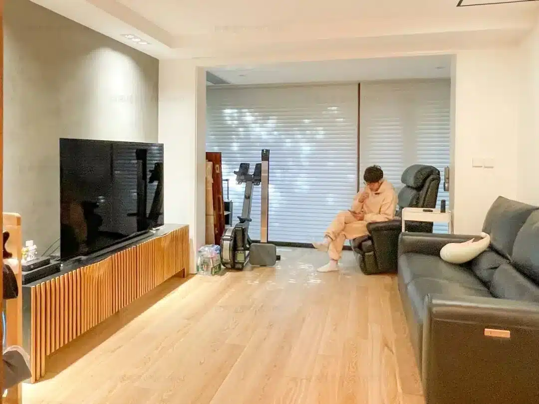 客厅妙用双面柜，改善隐私建立洄游动线，上海业主实现衣帽间自由