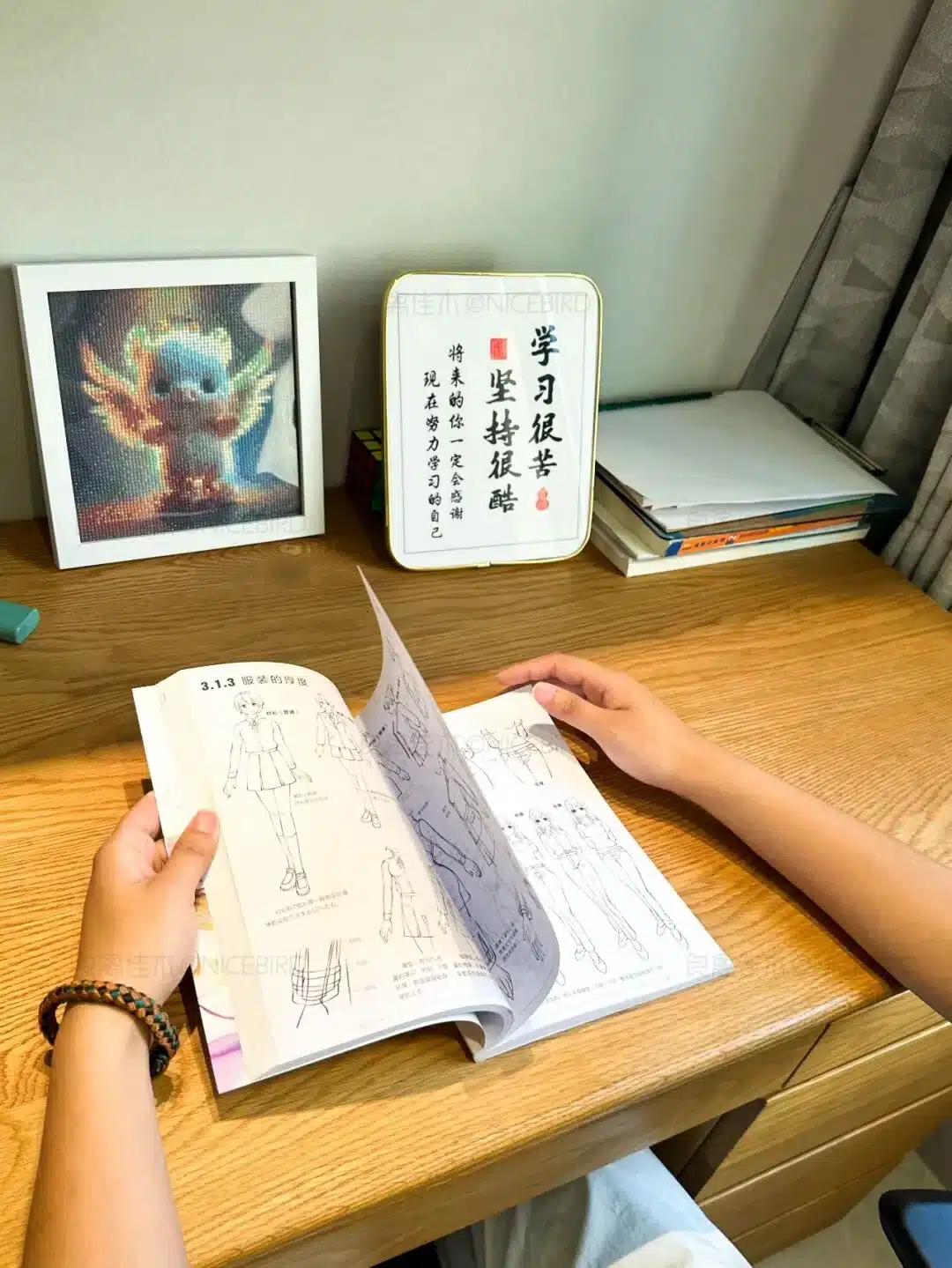 暖色调的家客厅图书馆+转角衣帽间，淮南业主180平全屋订