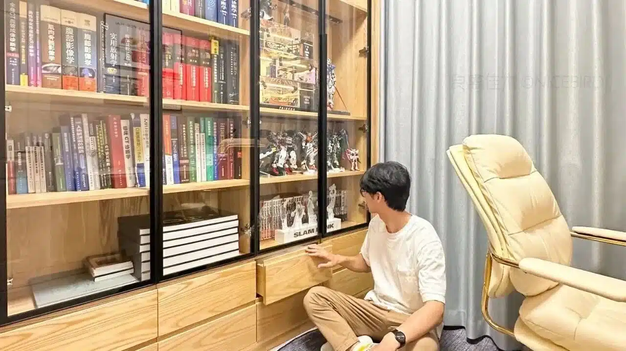 青岛业主原木风书房，转角玻璃门书柜简单清爽，慢度过时光