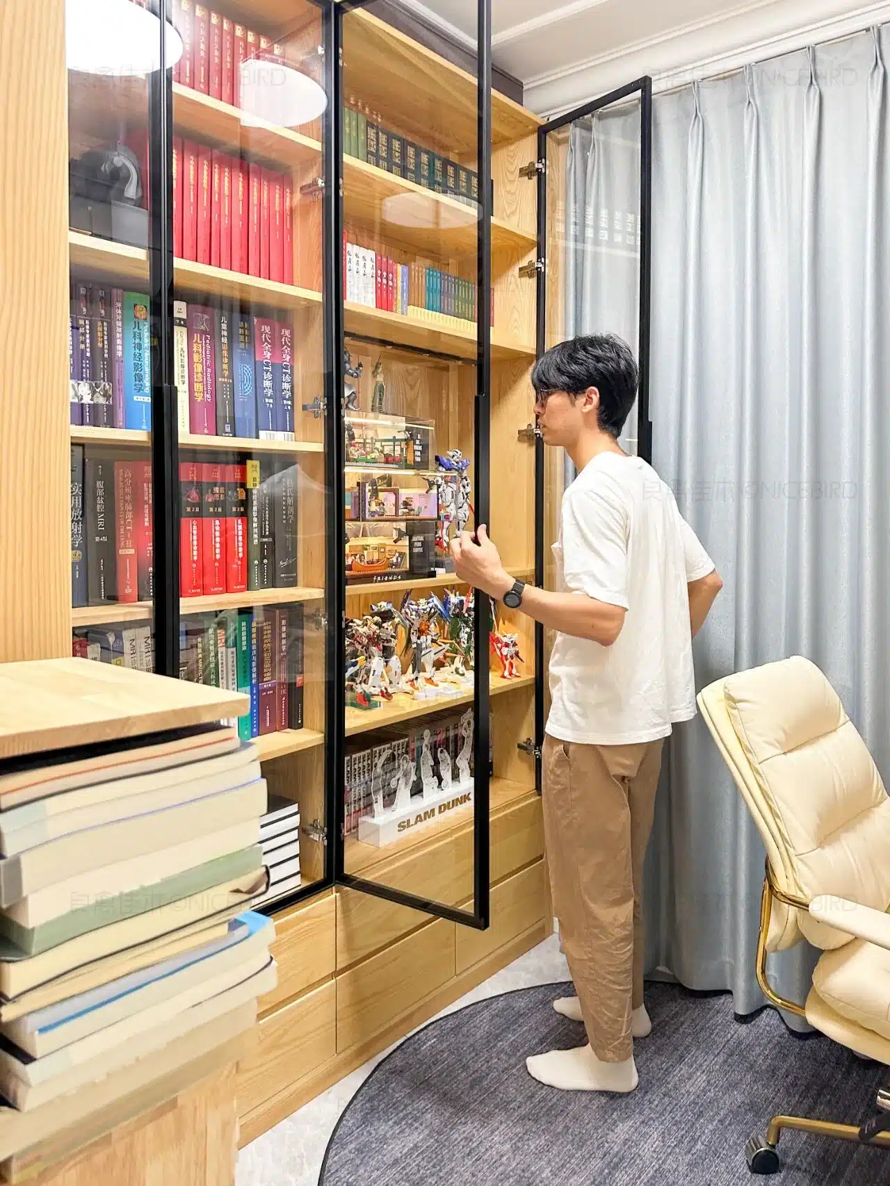 青岛业主原木风书房，转角玻璃门书柜简单清爽，慢度过时光