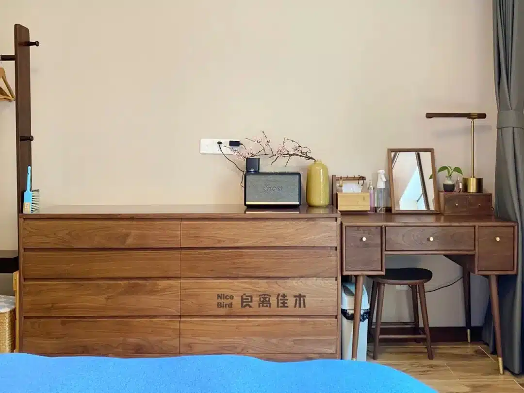 简单有温度，江苏业主大三居，把原木质感铺满全屋
