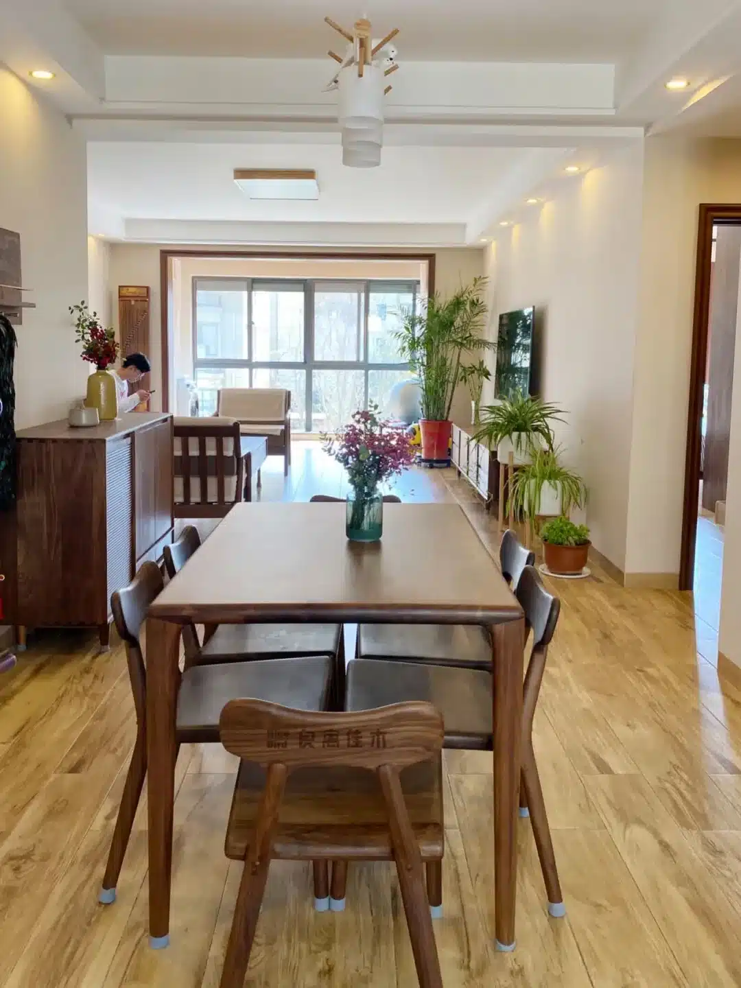 简单有温度，江苏业主大三居，把原木质感铺满全屋
