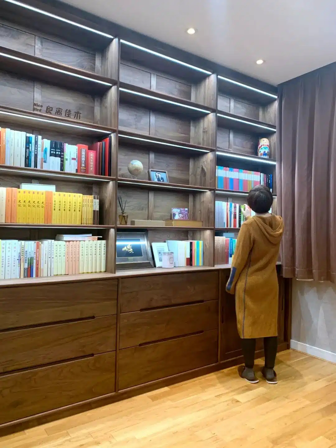 围绕黑胡桃精心选搭，空间改造让独立书房成家中大景观~