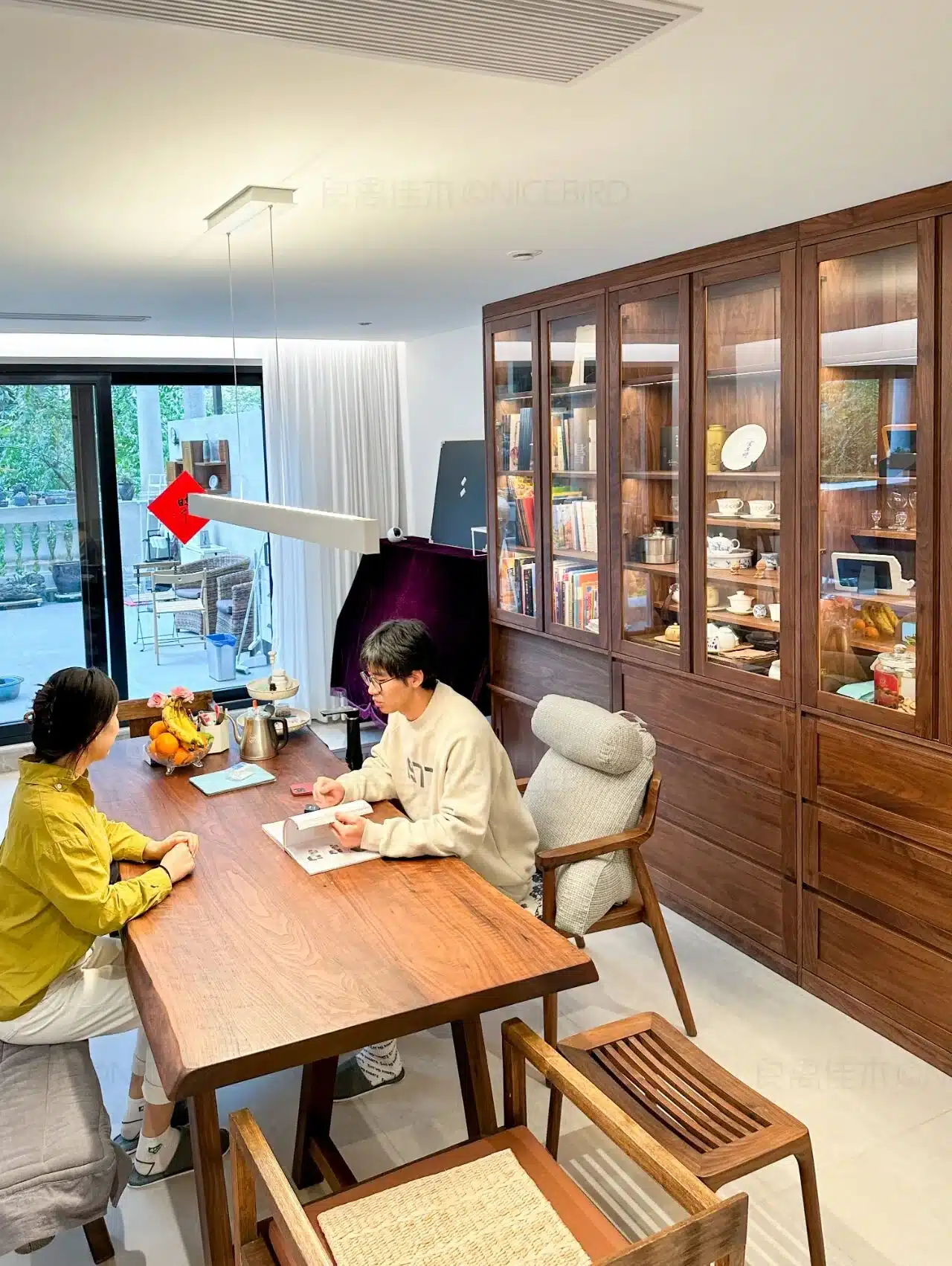 彻底不装了，大横厅越住越香！沙发不靠墙，同时拥有客厅和书房