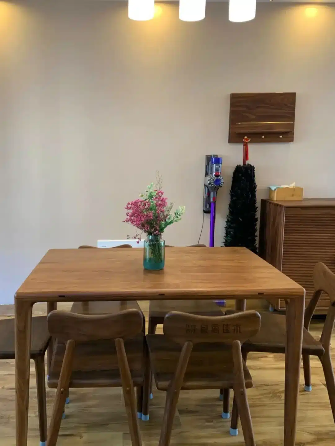 简单有温度，江苏业主大三居，把原木质感铺满全屋