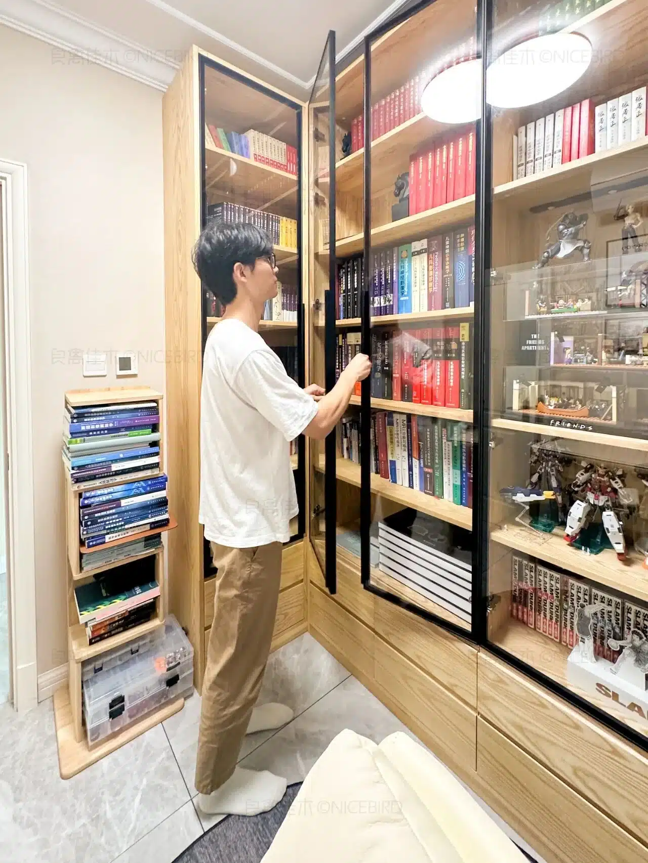 青岛业主原木风书房，转角玻璃门书柜简单清爽，慢度过时光