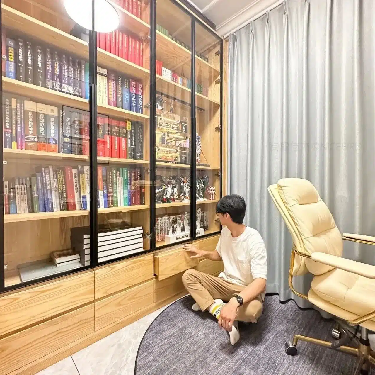 青岛业主原木风书房，转角玻璃门书柜简单清爽，慢度过时光
