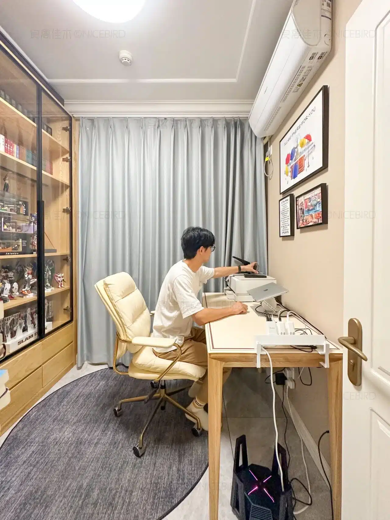 青岛业主原木风书房，转角玻璃门书柜简单清爽，慢度过时光
