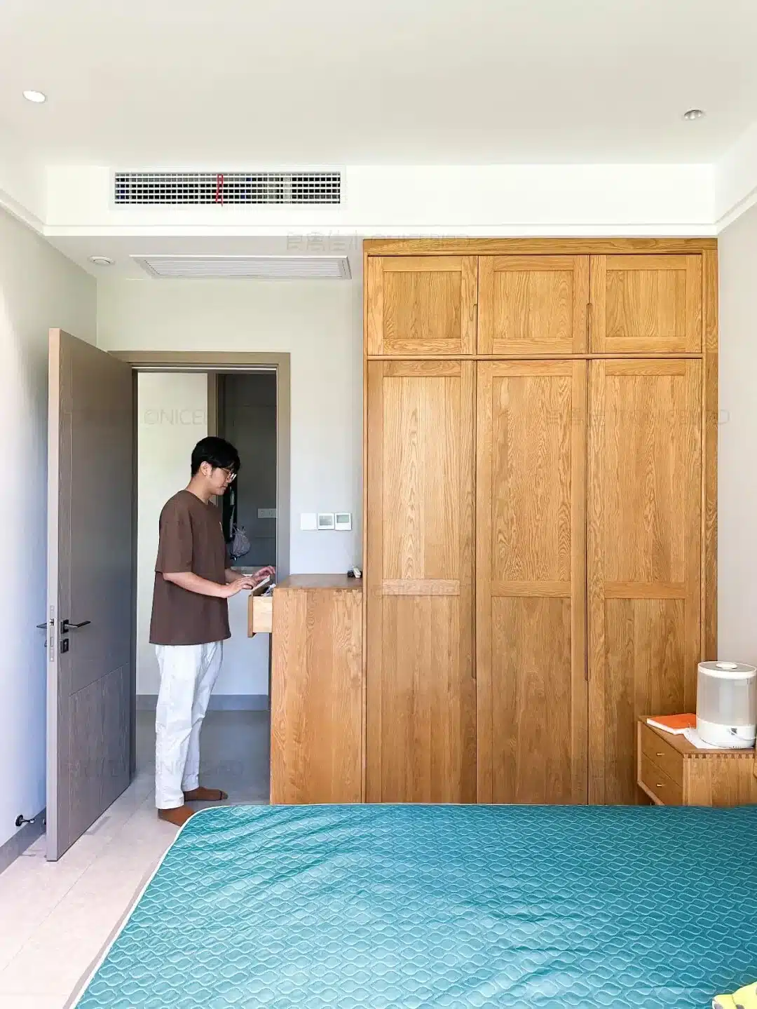 暖色调的家客厅图书馆+转角衣帽间，淮南业主180平全屋订