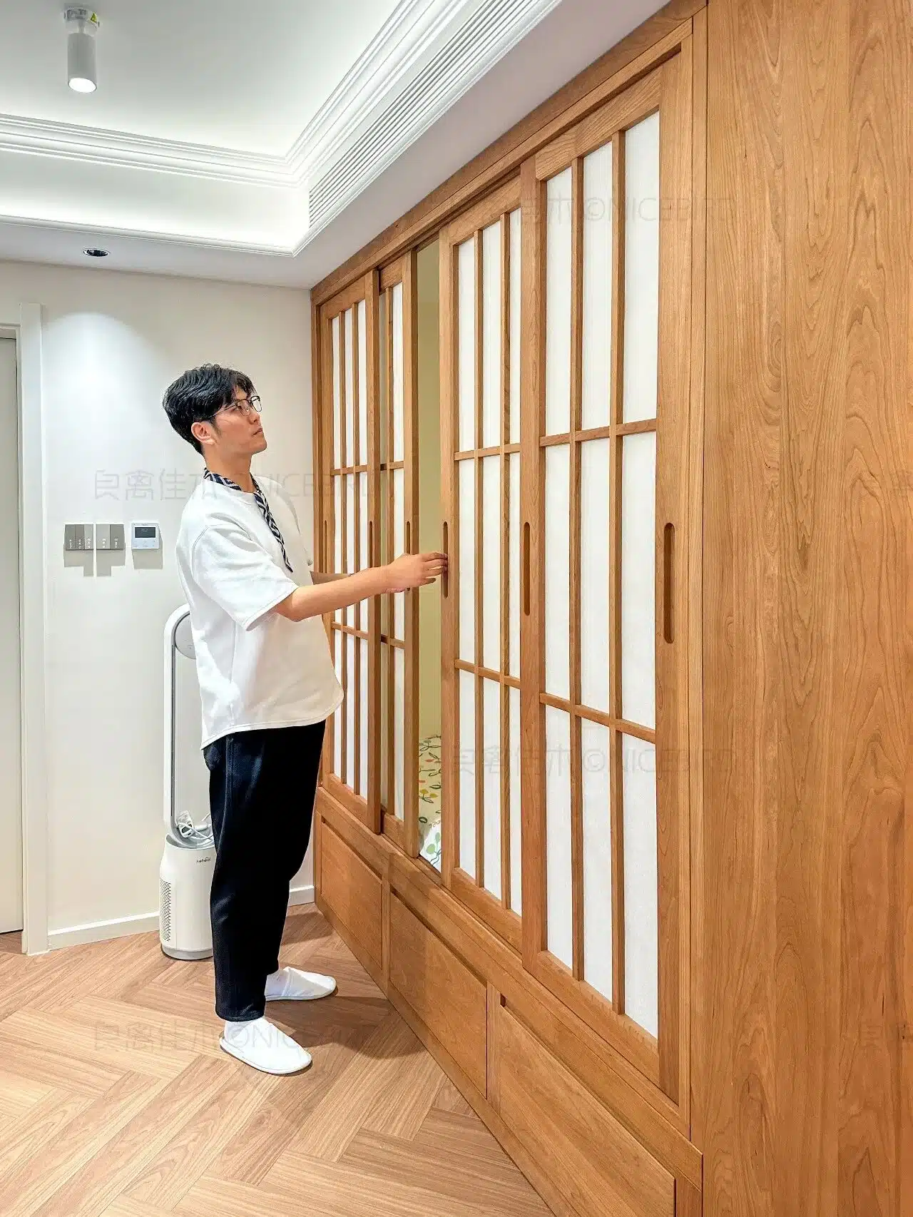 小户型不砌墙，一面柜子直接隔出多功能房