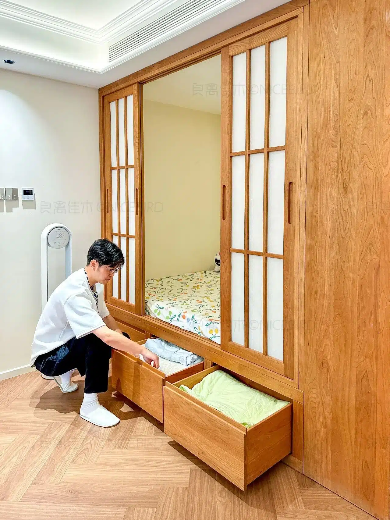 小户型不砌墙，一面柜子直接隔出多功能房