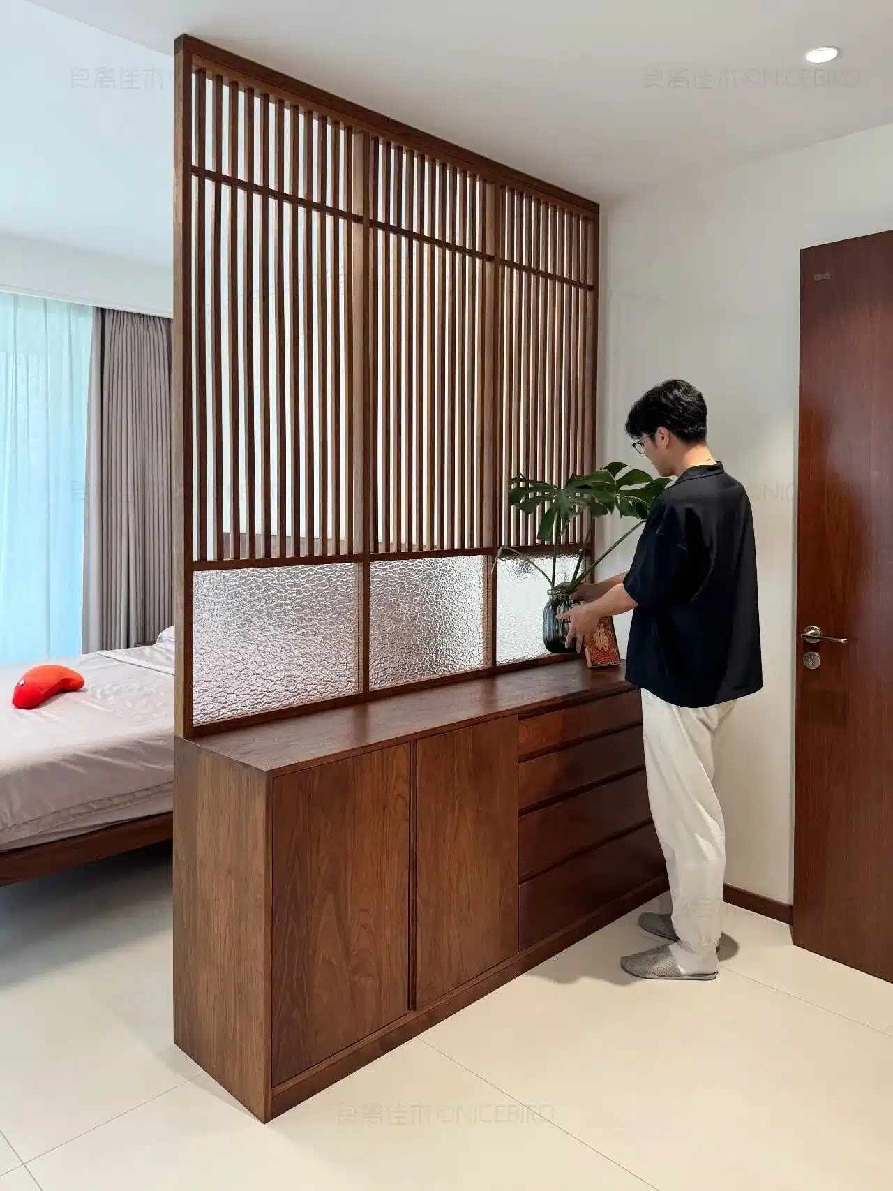 卧室进门正对床，屏风一挡就化解
