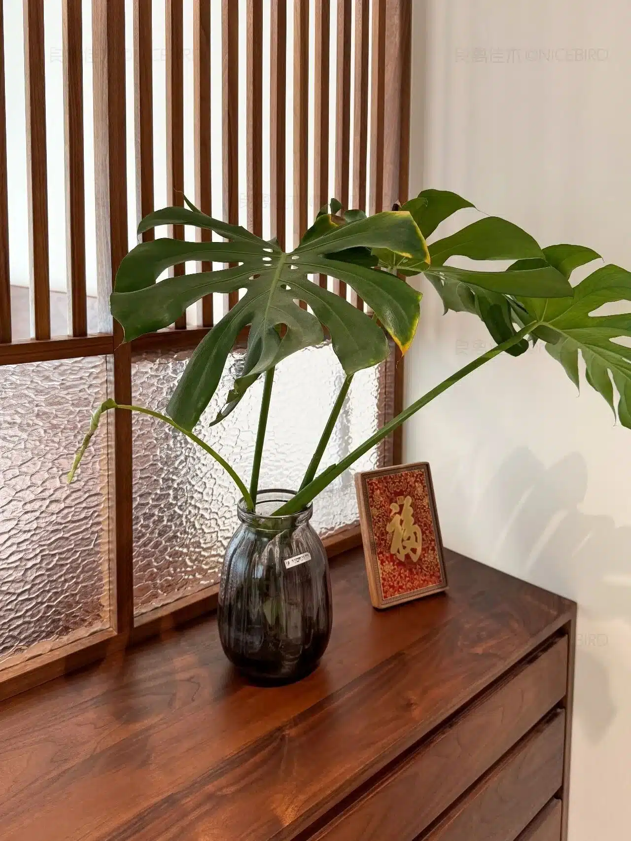 卧室进门正对床，屏风一挡就化解