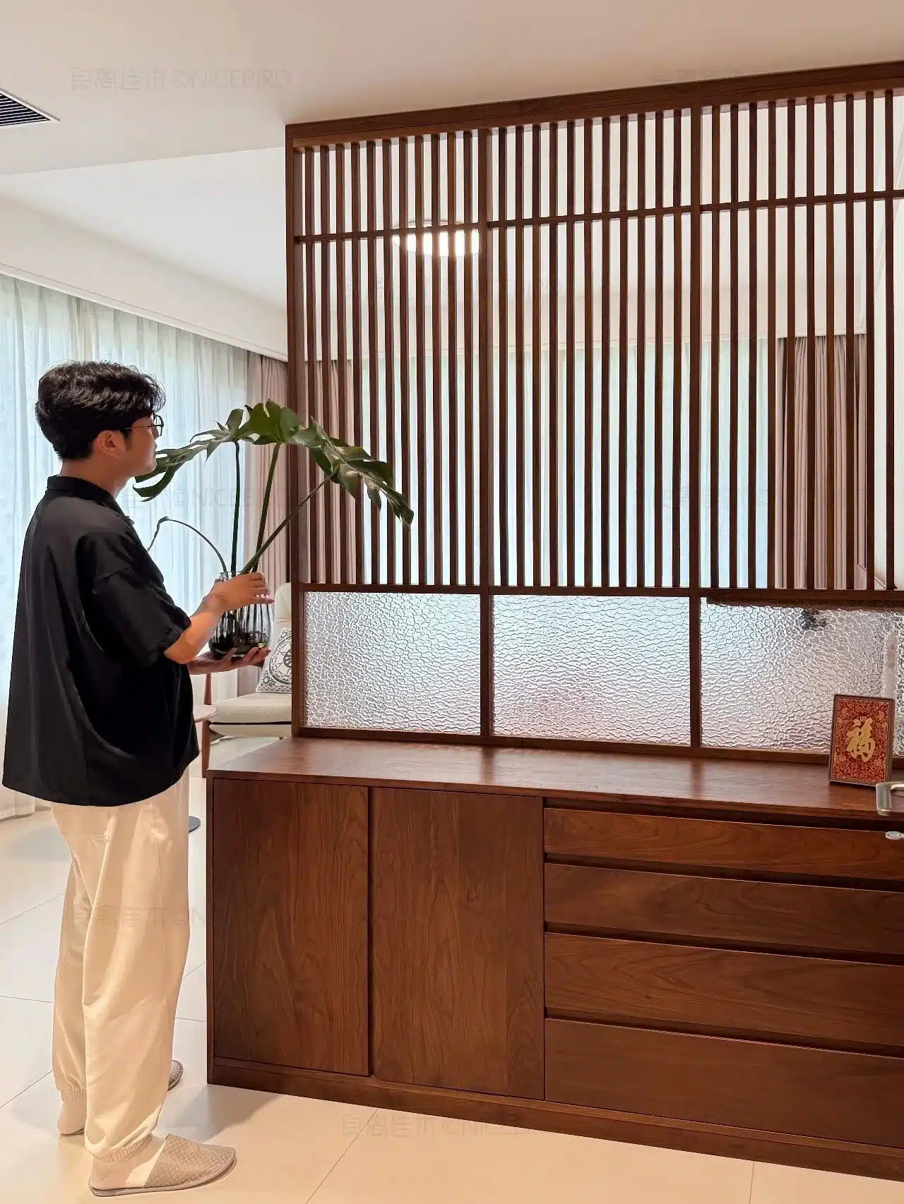 卧室进门正对床，屏风一挡就化解